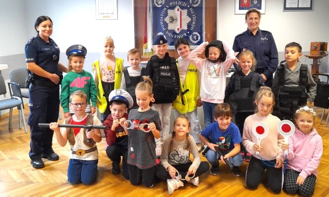 Dzieci ze Szkoły Podstawowej w Brzezince zwiedziły Komendę Powiatową Policji w Oświęcimiu, zapoznając się ze specyfiką pracy funkcjonariuszy