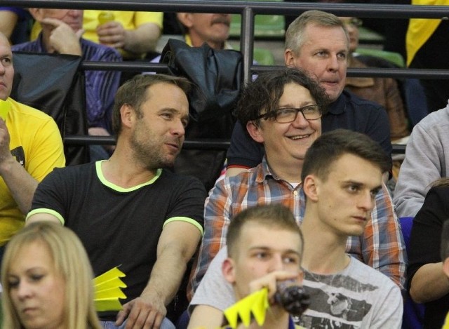 Sobotni mecz, w towarzystwie kieleckiego reżysera i producenta telewizyjnego Konrada Smugi - z prawej oglądał aktor, Łukasz Nowicki.