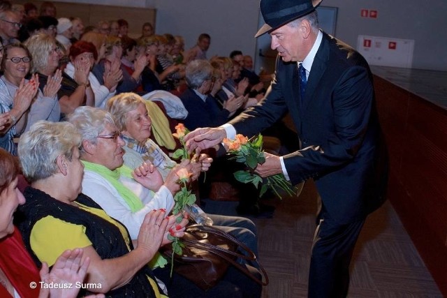 Tomasz Stockinger śpiewał i rozdawał kobietom kwiaty podczas recitalu w Stargardzie
