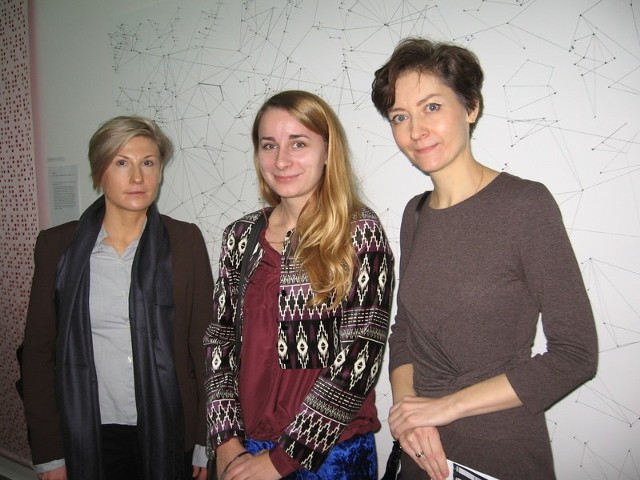 - Uczymy młodych ludzi przekraczać granice sztuki &#8211; mówiły na wernisażu  profesor Lidia Choczaj ( z prawej) i Dominika Krogulska- Czekalska.( z lewej).  W środku studentka, Paulina Sadrak a w tle jej praca, którą opiekunki uważają za bardzo interesującą