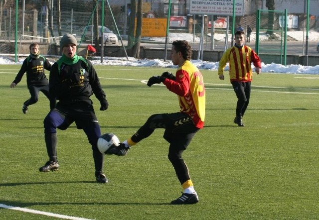 Drużyna Korony Kielce grająca w Młodej Ekstraklasie wygrała z Siarką Tarnobrzeg 3:2. O piłkę walczy Jakub Bąk (z prawej).