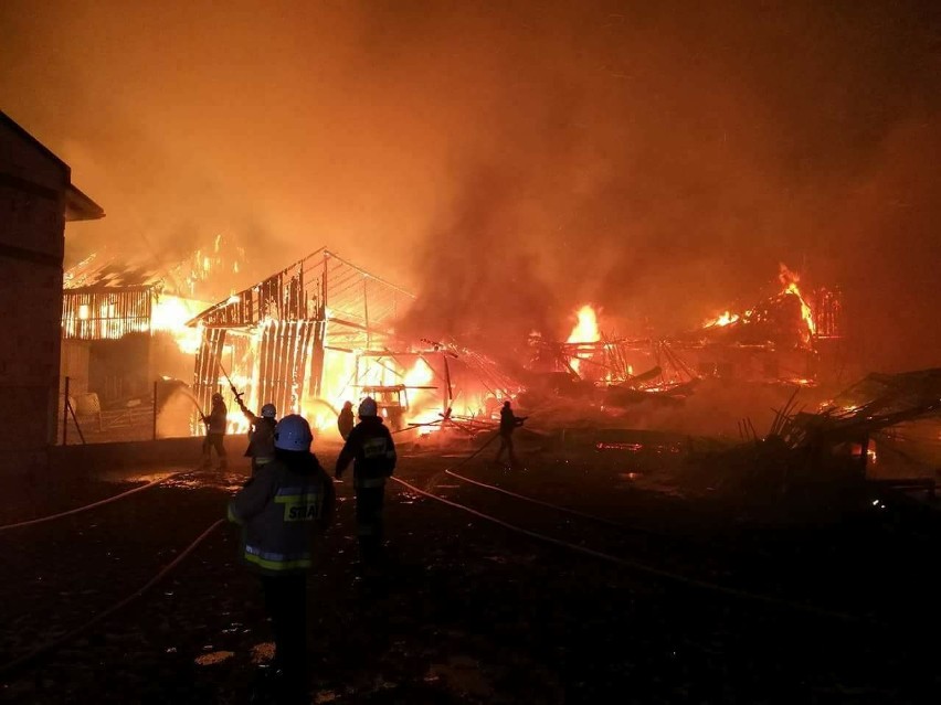 Nowa Biała. Potężny pożar strawił sześć budynków [ZDJĘCIA]