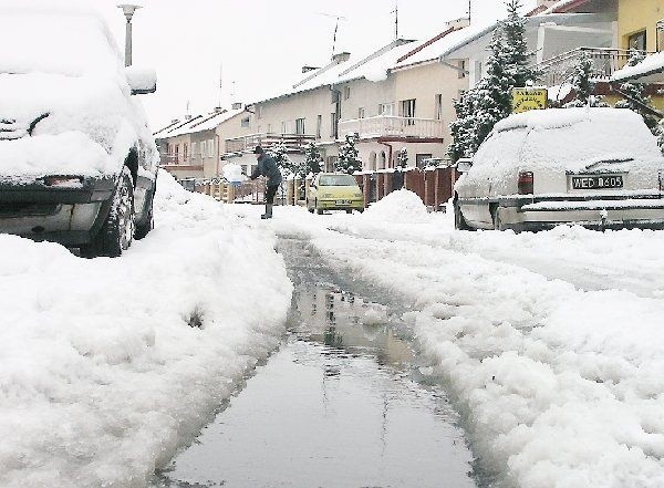 Ulica Marii Dąbrowskiej dlatego tak  wygląda, bo jest... niepubliczna