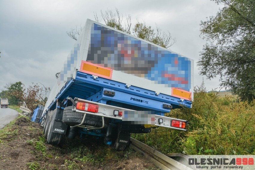 Wypadek trzech aut. Tir zawisł nad rzeką (ZDJĘCIA)