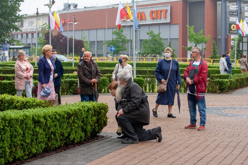 Procesje zorganizowane w parafii św. Andrzeja Boboli oraz w...