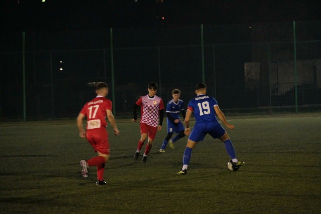 W spotkaniu, w którym padło najwięcej bramek, Rudnia Zabłudów (niebieskie stroje) wygrała 7:1 z Korą Korycin