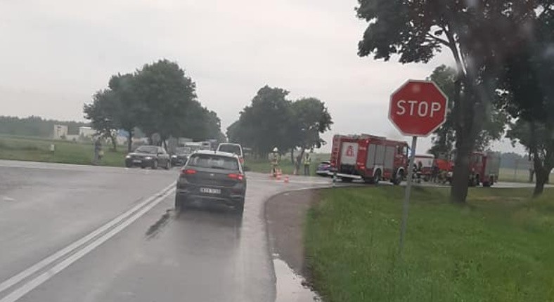 Wypadek na skrzyżowaniu dróg Zambrów - Mężenin. Zderzyły się cztery samochody, trzy osoby trafiły do szpitala (zdjęcia)