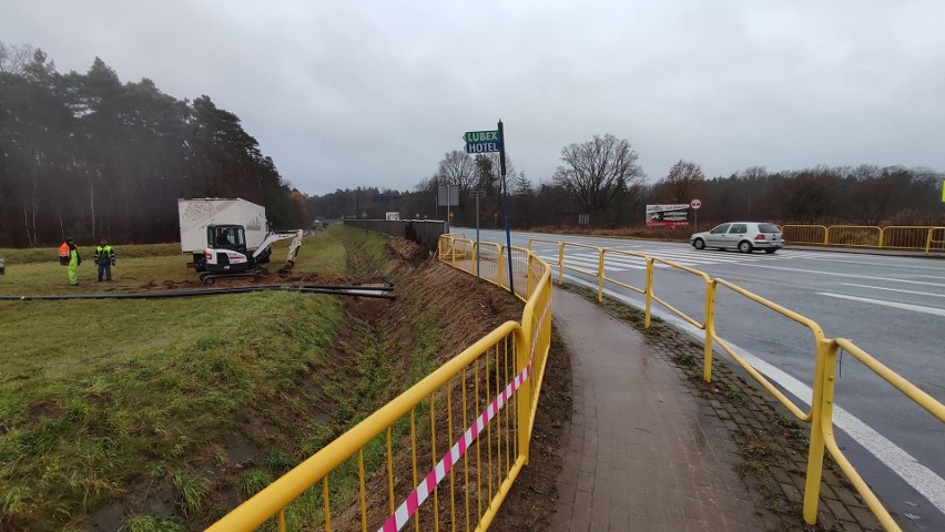 Rozpoczęła się budowa sygnalizacji świetlnej na DK11 w...