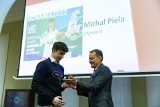 Pływak Michał Piela powalczy o mistrzostwa świata i igrzyska w Paryżu. Sukcesy odnosi dzięki wytrwałości swojej i rodziców
