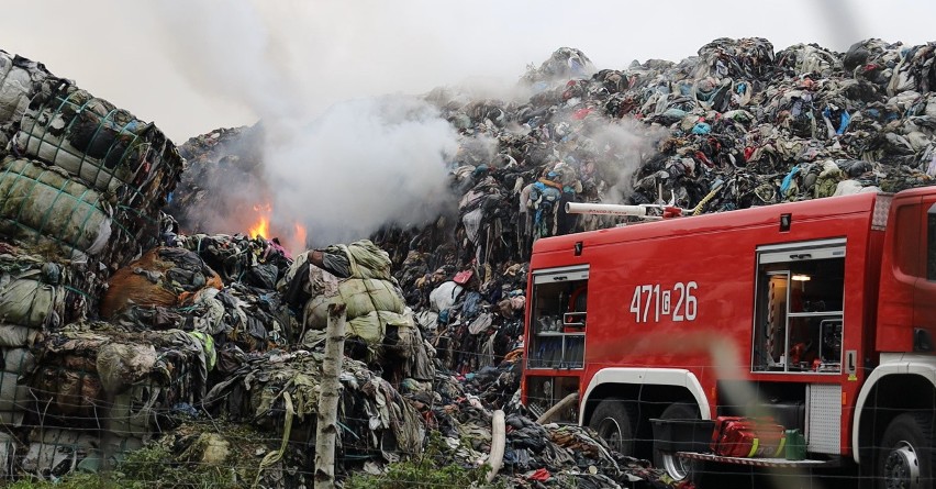 Kolejny duży pożar tekstyliów w Kamieńcu. Do akcji wyjechało 21 jednostek i blisko 100 strażaków [WIDEO]
