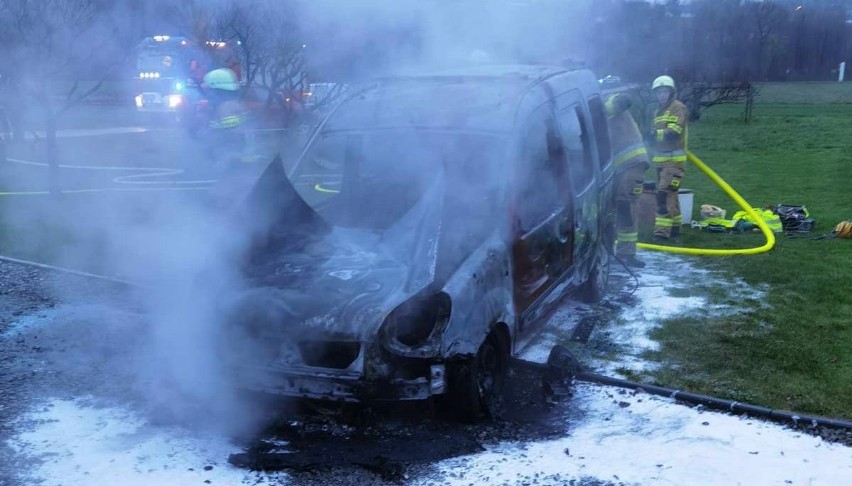 Pożar samochodu osobowego z instalacją LPG w Łąkcie Dolnej, z ogniem walczyło 18 strażaków