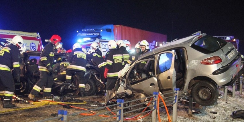 Śmiertelny wypadek na ekspresowej "7" koło Tokarni. Wielu rannych. Jeden z kierowców jechał pod prąd, doszło do czołowego zderzenia! 