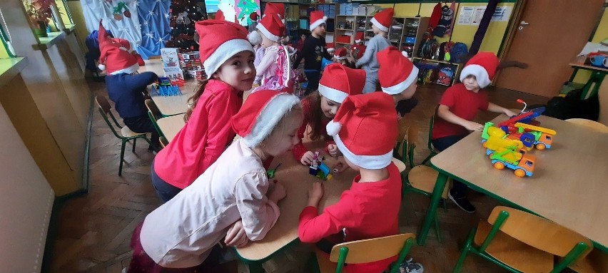 Mikołajki w przedszkolu w Kurozwękach. Wiele prezentów i świetna zabawa (ZDJĘCIA)