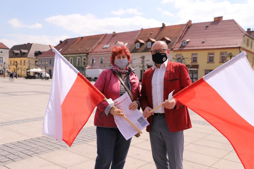 Burmistrz wręcza flagi na pszczyńskim rynku