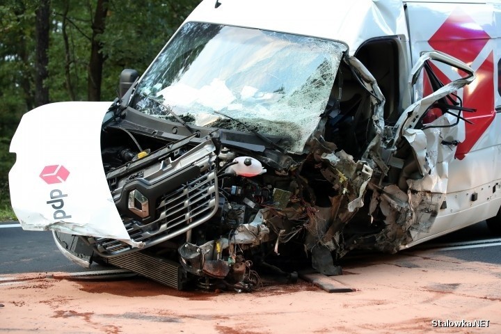 Wypadek na drodze 871 w granicach Stalowej Woli. Dwie osoby ranne w zderzeniu dwóch busów i auta osobowego