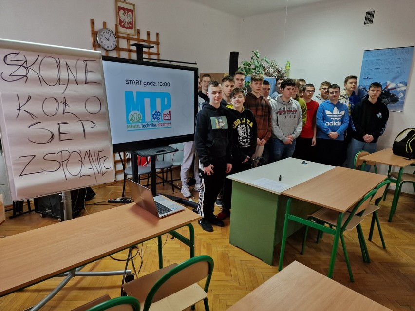 Uczniowie - przyszli elektronicy i elektrycy z Połańca, na sympozjum w Szczecinie zgłębiali temat odnawialnych źródeł energii