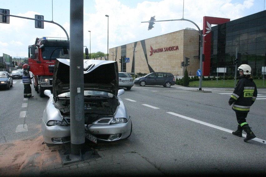 Nowy Sącz. Kierowca alfy romeo wjechał w słup na środku ul. Węgierskiej [ZDJĘCIA, WIDEO]