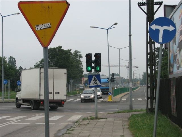 Zapominany znak zablokował całe osiedle, mieszkańcy muszą jeździć dokoła