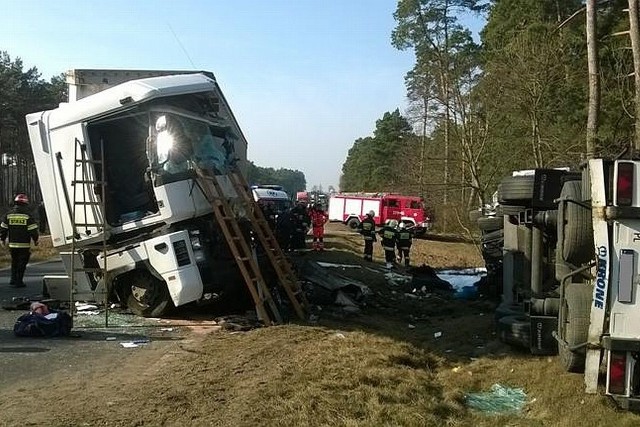 Około 11.45 na drodze krajowej nr 24 doszło do czołowego zderzenia wioch tirów. 