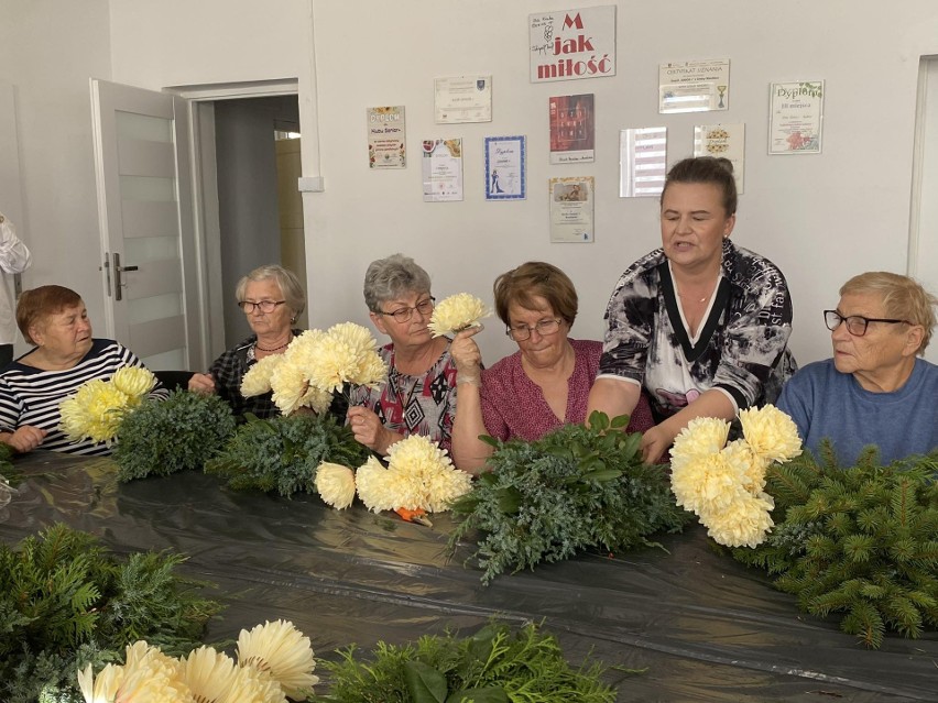 Seniorzy z gminy Wierzbica tworzyli piękne stroiki pod okiem florystki [GALERIA]