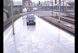 Szokujące zachowanie pijanego kierowcy. Wjechał autem na peron dworca kolejowego w Krakowie