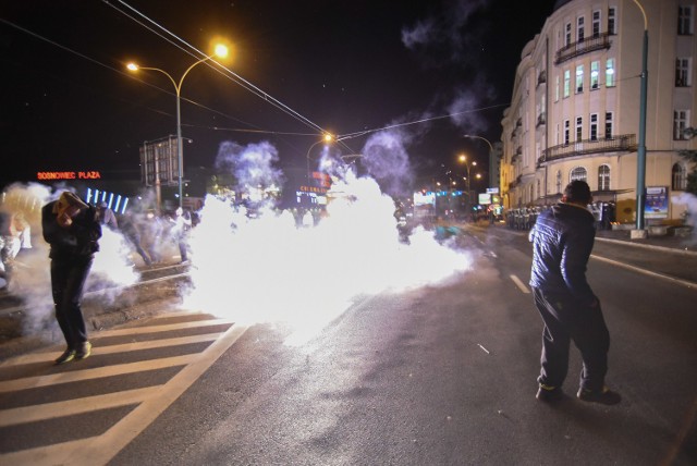 Protest w Sosnowcu po śmierci 23-latka przerodził się w zadymę pod komenda policji