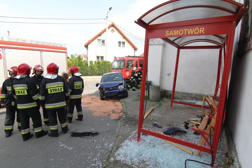 Wypadek pod Wrocławiem. Fiat panda wjechał w przystanek (ZDJĘCIA, FILM)