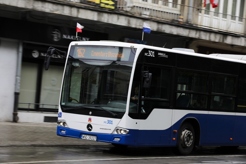Kraków. Miejskie tramwaje i autobusy udekorowane flagami [ZDJĘCIA]