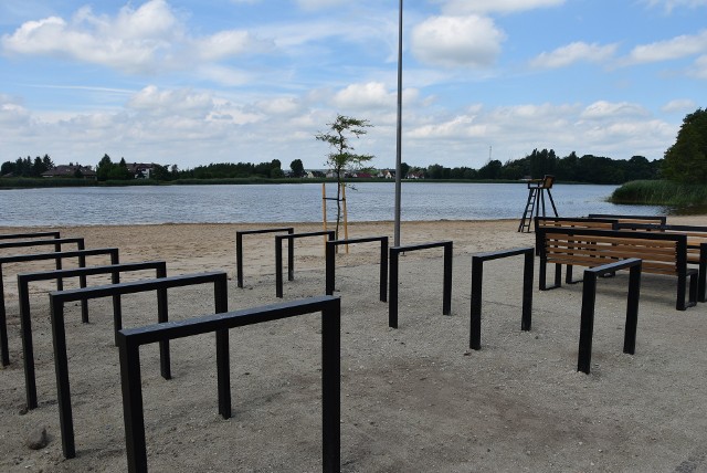 Woda w jeziorze przy plaży w Tarpnie została zbadana przez Sanepid. 1 lipca MORiW otrzymał wyniki: woda jest zdatna do kąpieli.