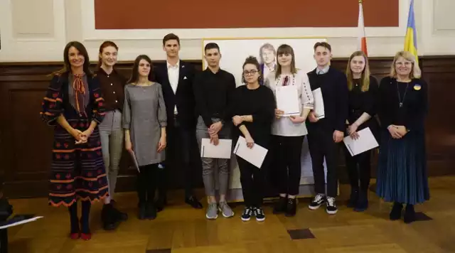 19 studentów Uniwersytetu im. Adama Mickiewicza w Poznaniu zostało nagrodzonych stypendium im. dr. Jana Kulczyka. Jest to najstarszy program stypendialny Fundacji UAM przyznawany od 1999 r. Przejdź do kolejnego zdjęcia --->