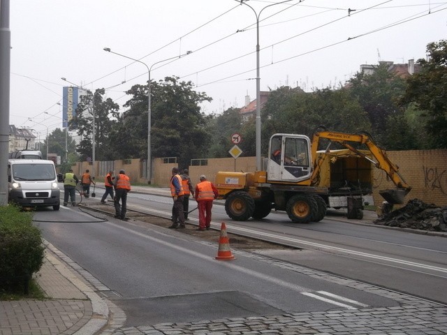 Wrocław: Remontują ul. Pomorską. Uwaga na utrudnienia w ruchu (ZDJĘCIA)