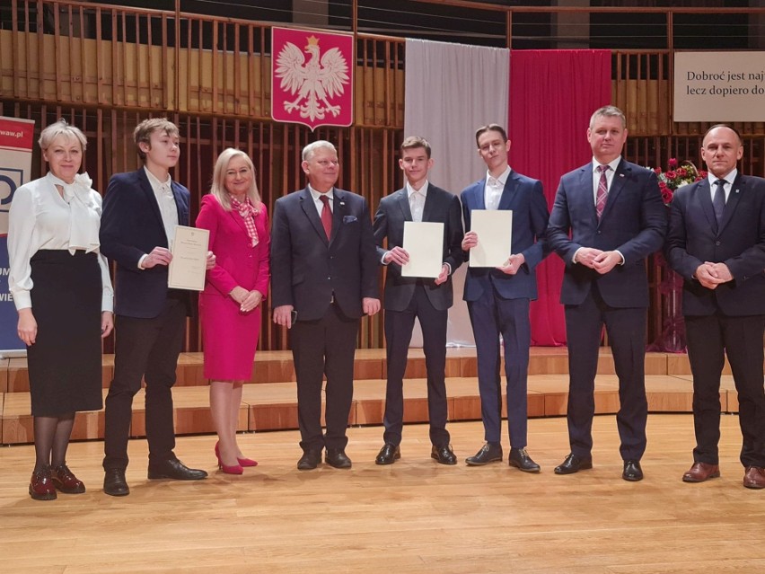 Kozieniccy stypendyści premiera wraz z organizatorami na...