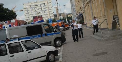 Policja przed budynkiem Sądu Rejonowego Szczecin Prawobrzeże. 10 sierpnia: trwa ewakuacja.