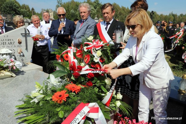 Uroczystości przy grobie księdza Romana Kotlarza. Wzięła w nich udział wiceminister i poseł Anna Krupka - pierwsza z prawej. Węcej na kolejnych zdjęciach.