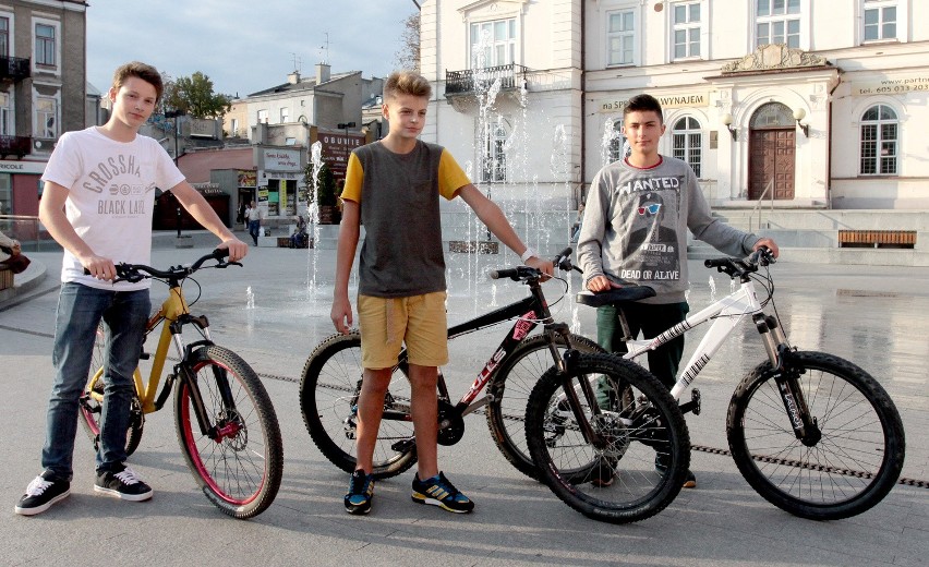 Chłopaki uwielbiają rowery. Spędzają na nich niemal każdą...