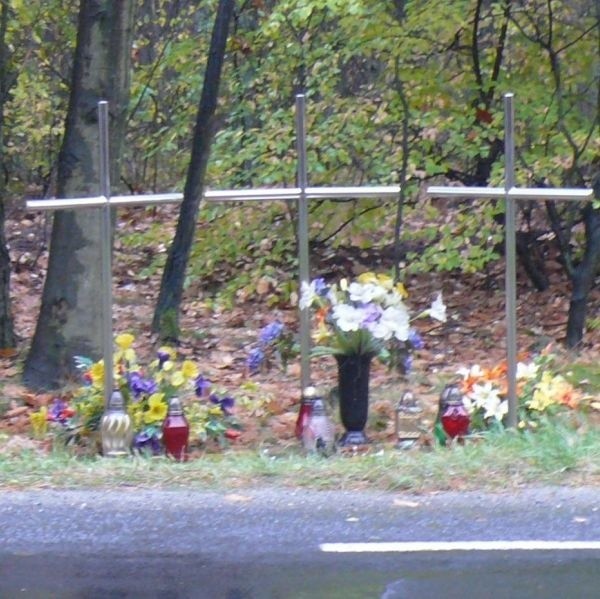 Pobocze, na którym stoją trzy metalowe krzyże. W tym miejscu najprawdopodobniej kierowcy widują ducha dziewczynki.