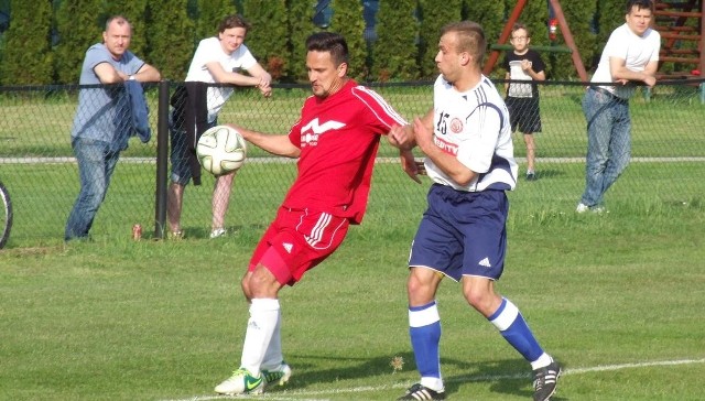 Wojciech Jamróz (z prawej), obrońca Soły, atakuje Janusza Wolańskiego (Poroniec).