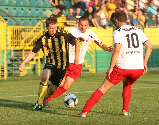 Dariusz Walęciak (w środku) w meczu z GKS zagrał po raz 99 w Kolejarzu