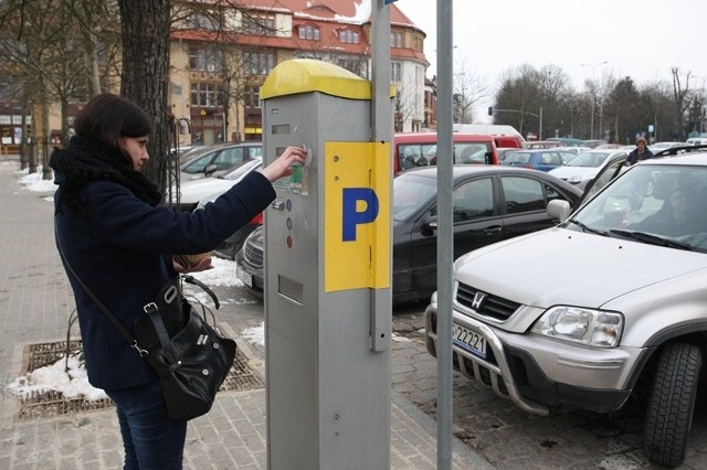 Słupski magistrat chce, aby kierowcy parkujący w centrum miasta płacili 1 zł za pierwsze pół godziny parkowania.