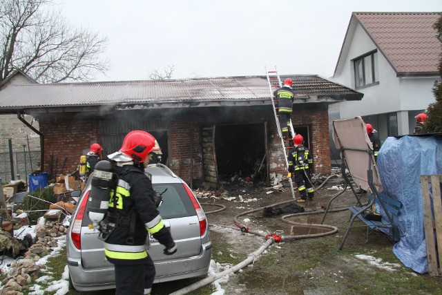 Strażacka akcja na miejscu pożaru budynku gospodarczego