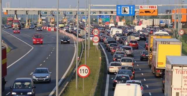 Autostrada A4 zablokowana w Gliwicach przed punktem poboru opłat.Zobacz kolejne zdjęcia. Przesuwaj zdjęcia w prawo - naciśnij strzałkę lub przycisk NASTĘPNE