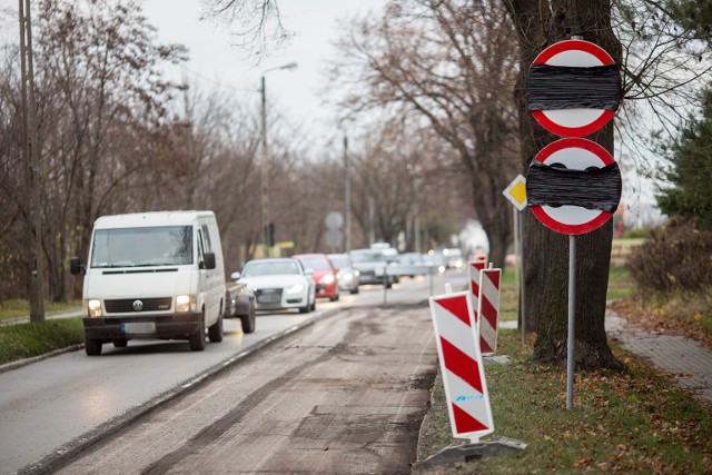 W ciągu dwóch tygodni ma być zakończony remont blisko dwukilometrowego odcinka ulicy Kaszubskiej w Słupsku. Kierowcy, którzy jej szlakiem jeżdżą do Słupska i wyjeżdżają z miasta, we wtorek stali w długich korkach. Więcej o remoncie na ul. Kaszubskiej: Drogowcy zrywają asfalt na Kaszubskiej, a kierowcy klną w korkach