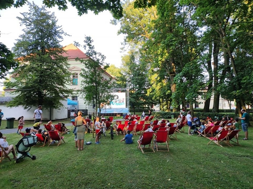 Kino plenerowe w Krzeszowicach w parku im. Adama Bogackiego