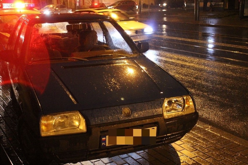 Wypadek na Limanowskiego: samochód potrącił kobietę na przejściu dla pieszych [ZDJĘCIA]