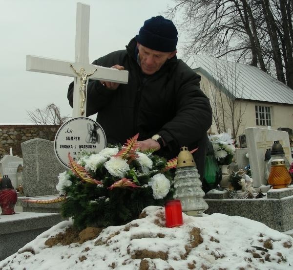 - Maluchy pochowałem. Dziewczynka dostała na imię Iwona, po mamie, a chłopczyk Mateusz - mówi pan Zbigniew. - Teraz odwiedzam ich grób, zapalam świeczkę i modlę się za ich duszyczki.