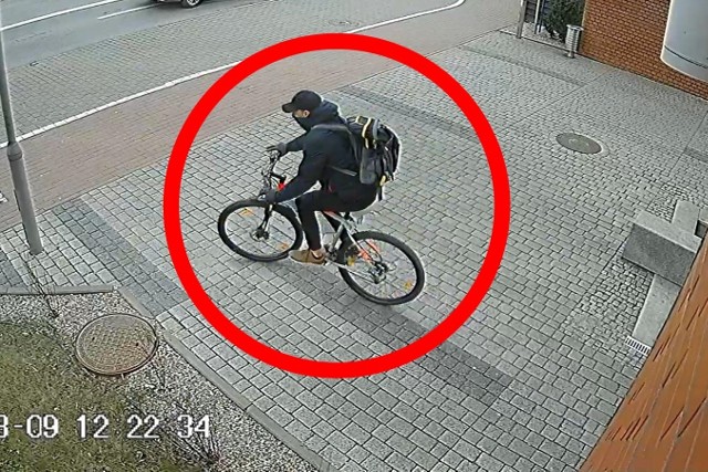 Policja poszukuje mężczyzny, który 9 marca 2023 roku około godziny 12:20 przed galerią handlową Focus Mall przy ulicy Jagiellońskiej w Bydgoszczy ukradł rower.