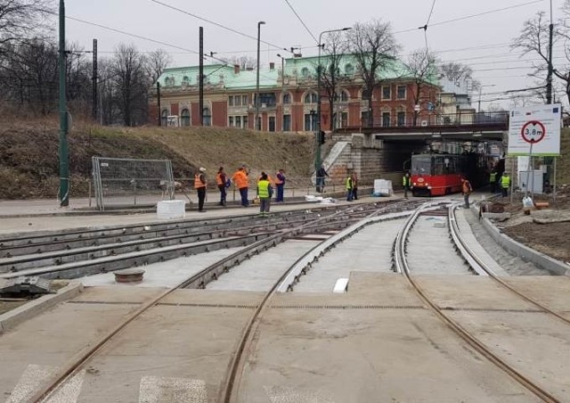 Tramwaje w Sosnowcu wróciły na normalną trasę wzdłuż ulic Żeromskiego i Mariackiej, ale w  tym miejscubędą się jeszcze odbywały prace wykończeniowe