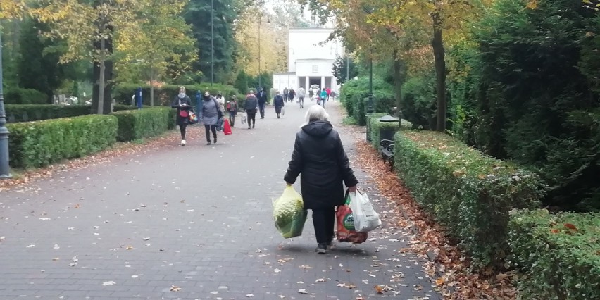 Strach przed koronawirusem? Na cmentarzach coraz większy tłum