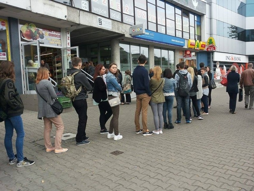 Wrocław: Potężne kolejki po Urbancard na pl. Legionów. Studenci czekają godzinami (ZDJĘCIA)