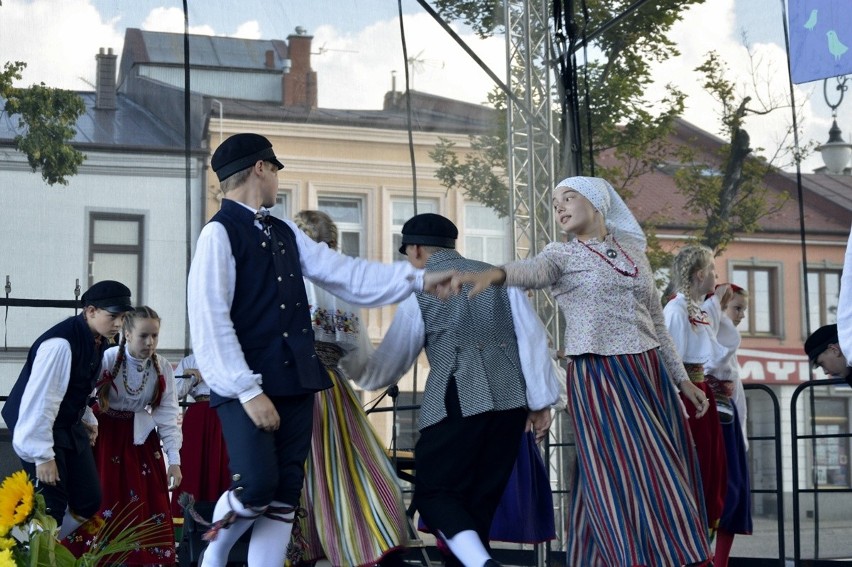 Biecz. Święto Dzieci Gór zagościło na bieckim rynku. Mali artyści roztańczyli miasto [ZDJĘCIA]